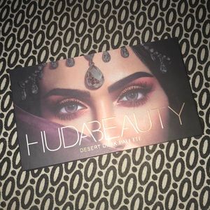 Huda Beauty Desert Dusk Eyeshadow Palette